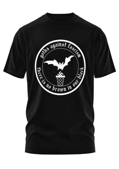 Schwarzes kurzärmliges T-Shirt mit einem weißen runden Grafikmotiv, das eine Fledermaus über einem Mülleimer mit einem Hakenkreuz zeigt, umgeben vom Text ’Goths against fascism’ und ’there is no brown in our black.’