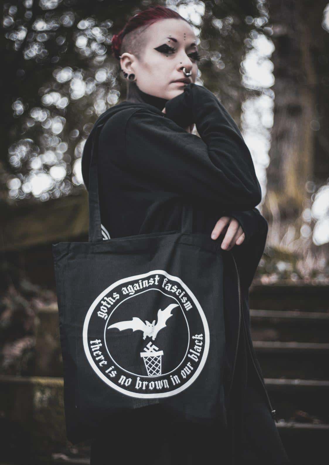 Schwarze tote tasche mit langlebigem digitaldruck goth gegen faschismus logo und schriftzug there is no brown in our black