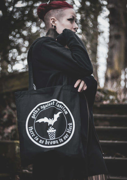 Schwarze tote tasche mit langlebigem digitaldruck goth gegen faschismus logo bat und text gegen faschismus