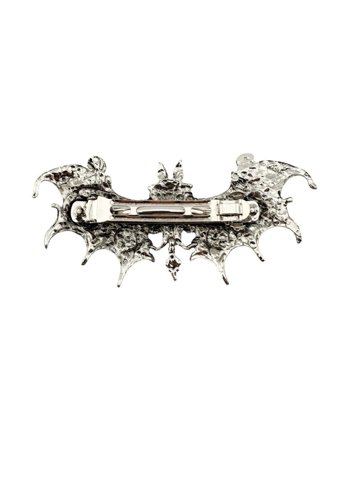Silberne fledermausförmige Brosche mit aufwendiger Detailgestaltung und Sicherheitsnadelmechanismus.