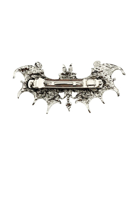 Silberne fledermausförmige Brosche mit aufwendiger Detailgestaltung und Sicherheitsnadelmechanismus.