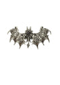 Silberne Fledermaus-Choker-Kette mit aufwendigem Blumen- und Ornament-Design.