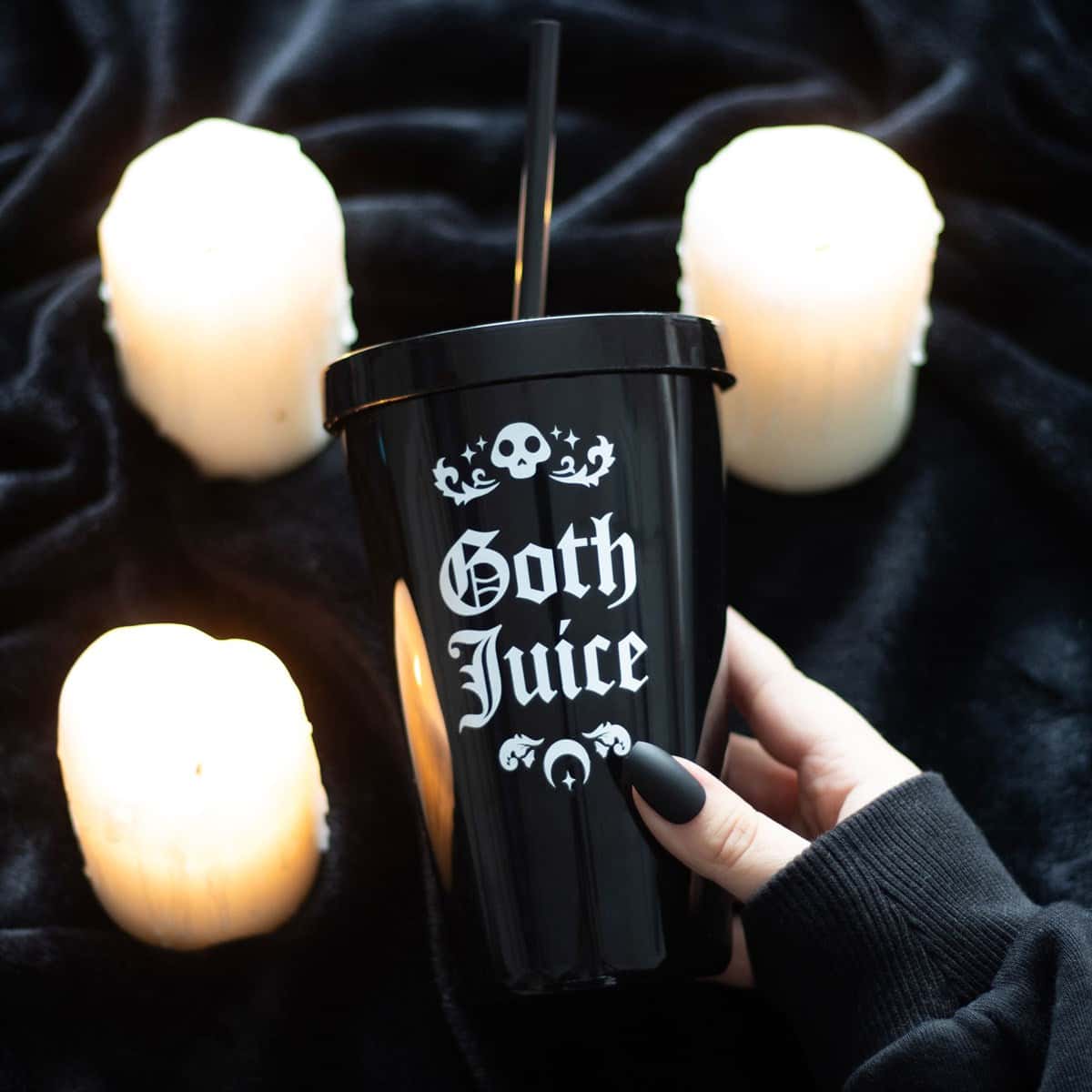 Schwarzer goth juice tumbler mit weißer gothischer schrift und schädelsymbolen, passender deckel und schwarzer strohhalm