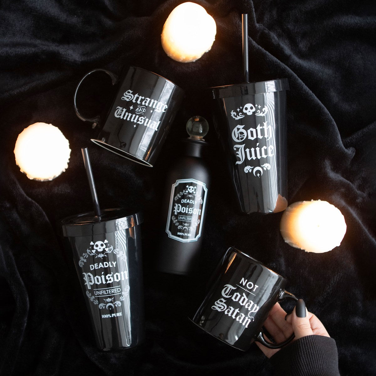 Trinkgeschirr und Flaschen im Gothic-Stil.
