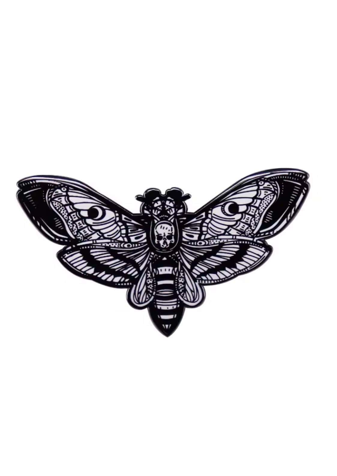 Schwarzer und weißer goth moth pin mit todesschädel-faltermotiv für ein gothisches horror-design