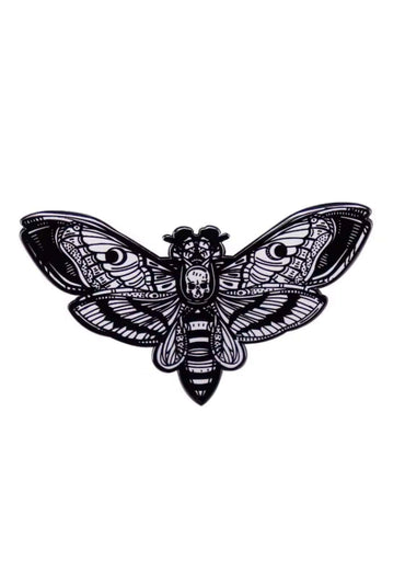 Schwarzer und weißer goth moth pin mit todesschädel-faltermotiv für ein gothisches horror-design