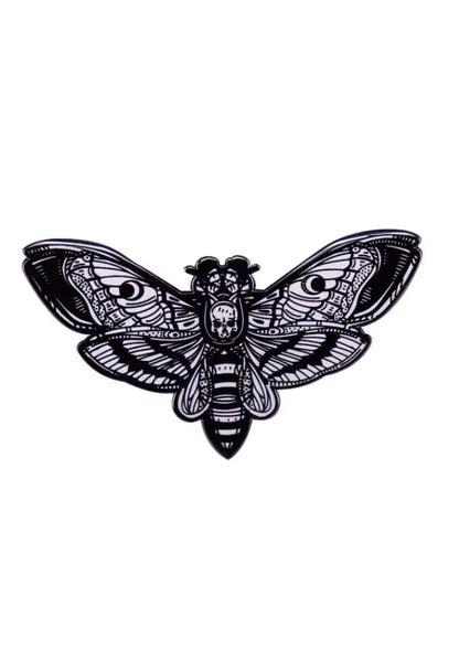 Schwarzer und weißer goth moth pin mit todesschädel-faltermotiv für ein gothisches horror-design