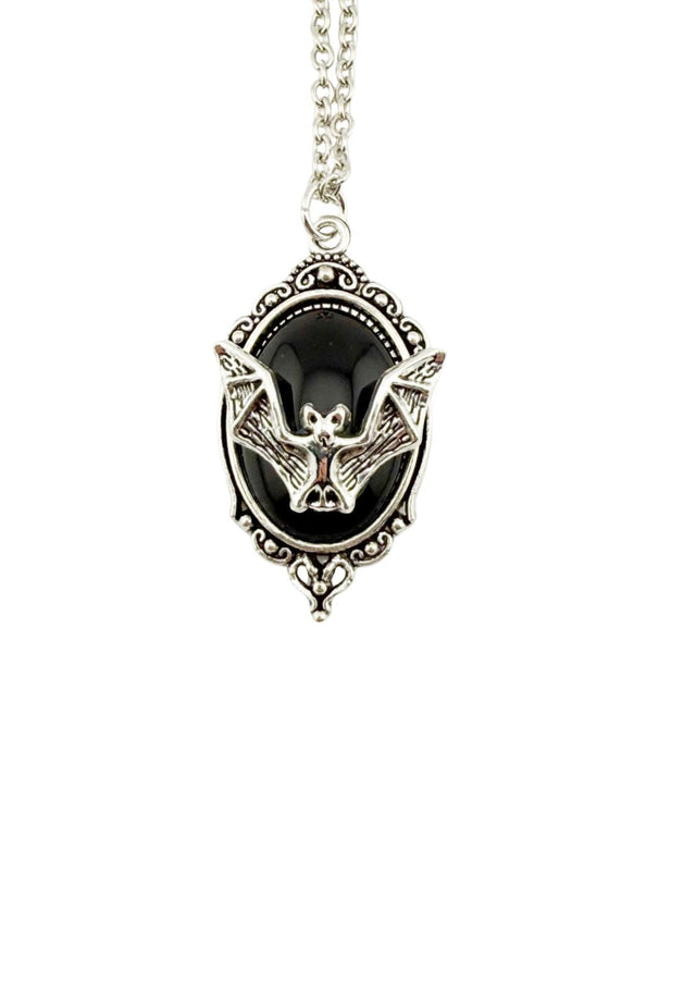 Silberne Fledermaus-Cameo-Kette mit schwarzem Onyx-Stein in der Mitte und aufwendigem Rahmen.