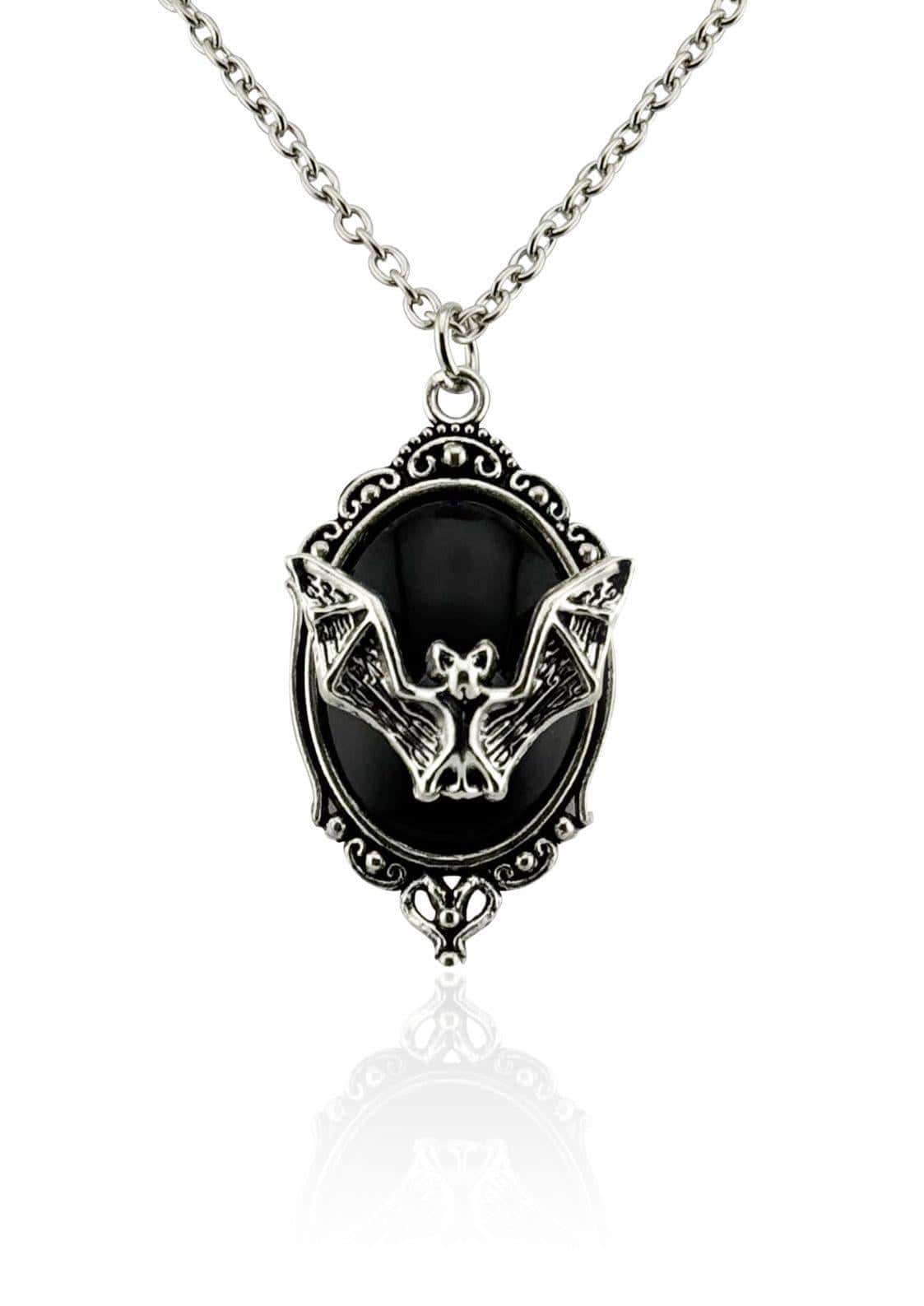 Silberne gothic bat halskette mit einem schwarzen onyx-artigen zentrum und einem verzierten ovalrahmen für düstere eleganz