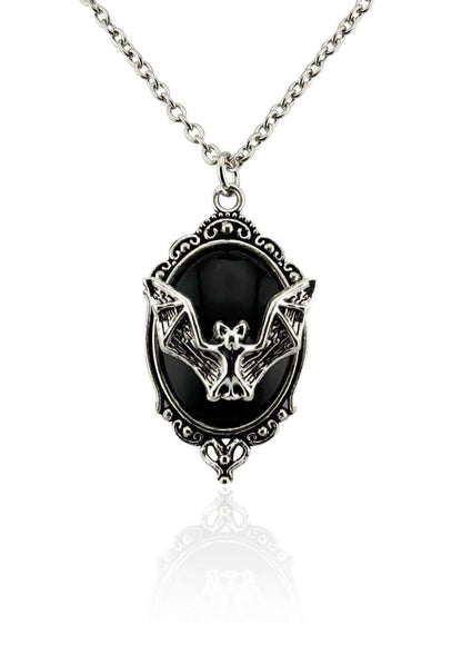 Silberne gothic bat halskette mit einem schwarzen onyx-artigen zentrum und einem verzierten ovalrahmen für düstere eleganz