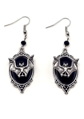 Silberne Gothic Bat Ohrringe mit ornamentalen Metallrahmen und schwarzen Oval-Einsätzen