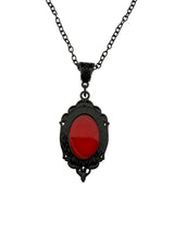 Gotisches rotes Kameo-Halskette mit schwarzem ornamentalem Rahmen und Kette.