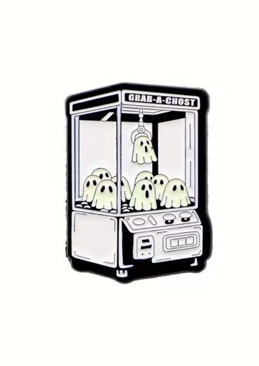 Schwarzweißer emaille pin grab a ghost claw machine mit geisterfiguren als ghost gothic pin