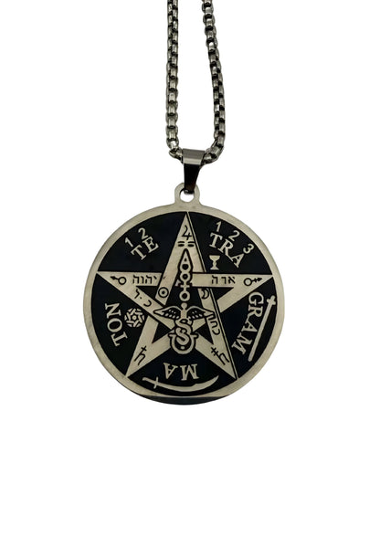 Silbernes Pentagramm-Halskette mit schwarz-weißem Design, mit hebräischen Buchstaben.