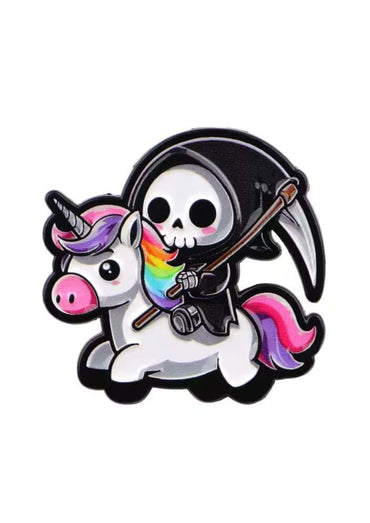 Charmanter schwarzer und weißer reaper unicorn pin mit regenbogen-mähne reitet und eindrucksvoller blickfang