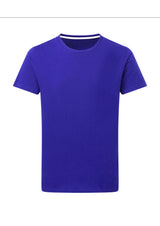 Blaues kurzärmeliges T-Shirt.