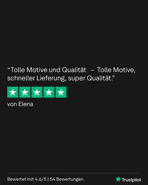 Grün-weiß gestreifte Stoff-Tragetasche mit 4,6/5 Sternen-Bewertung und schwarzem Hintergrund, mit dem Trustpilot-Logo in Gold.
