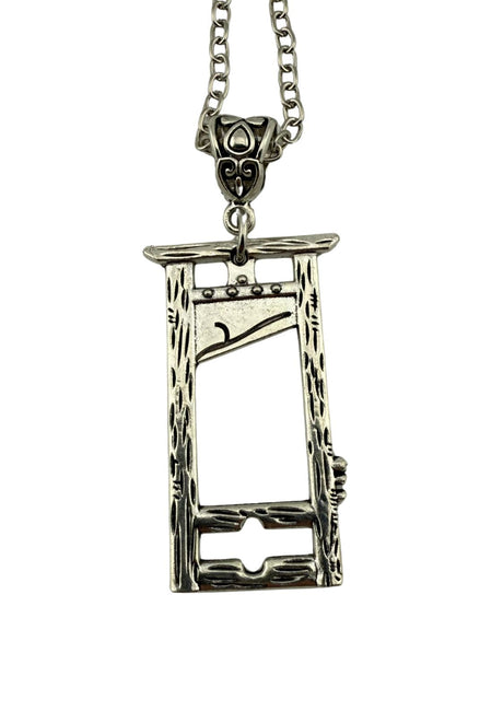 Ein silberfarbener Metallanhänger in Form einer Miniatur-Guillotine, der an einer Kette befestigt ist.