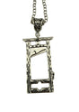 Ein silberfarbener Metallanhänger in Form einer Miniatur-Guillotine, der an einer Kette befestigt ist.