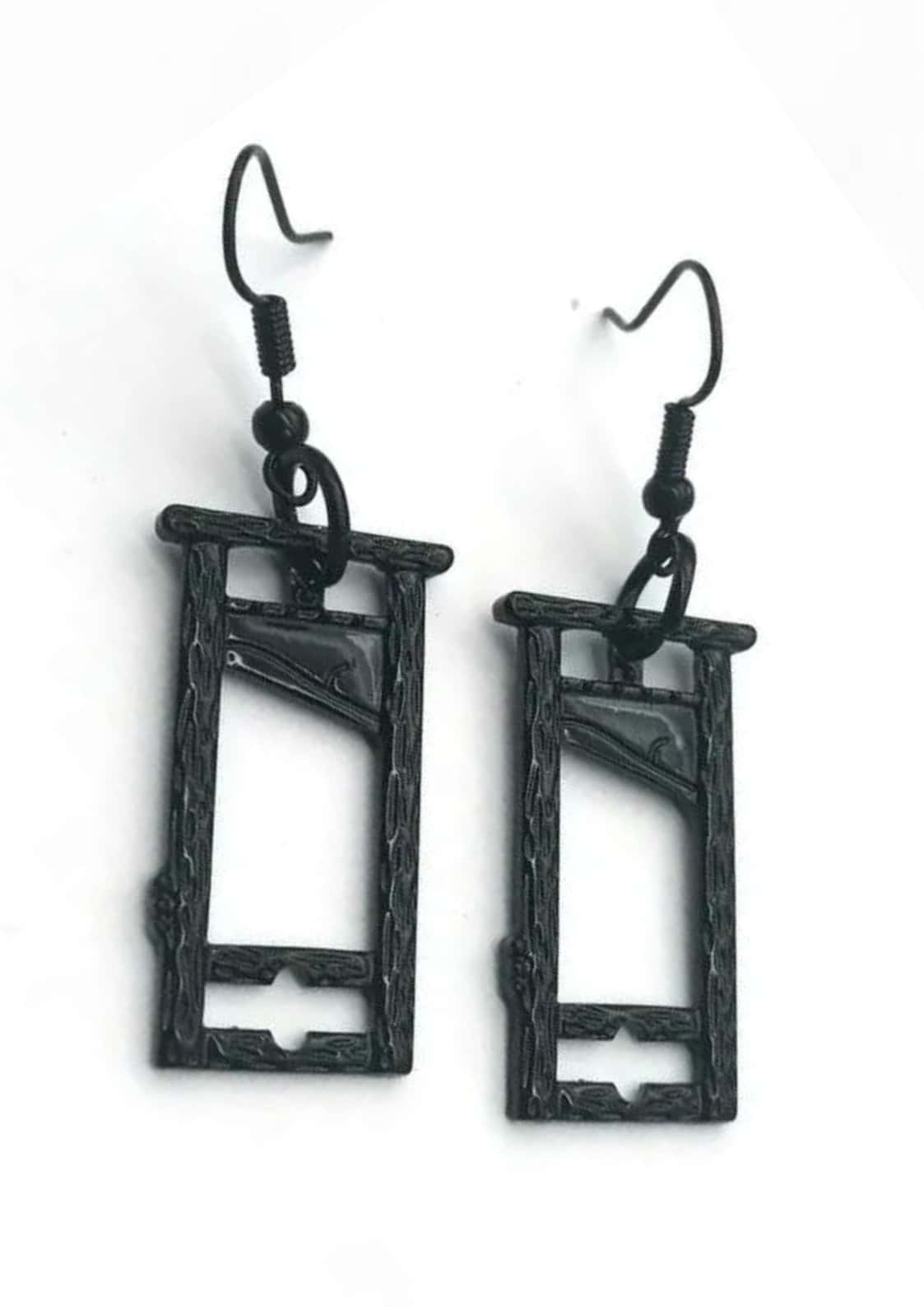 Schwarze guillotine ohrringe aus 3d-druck mit matter textur und hakenverschluss im gothic horror stil