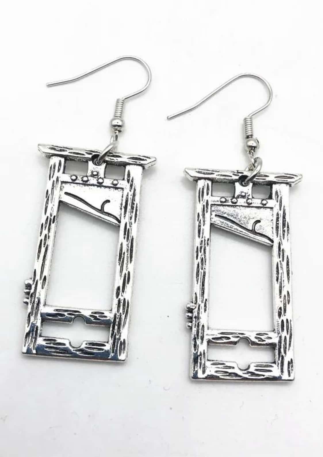 Silberfarbene guillotine small ohrringe aus metall mit filigranen gravuren im gothic horror stil