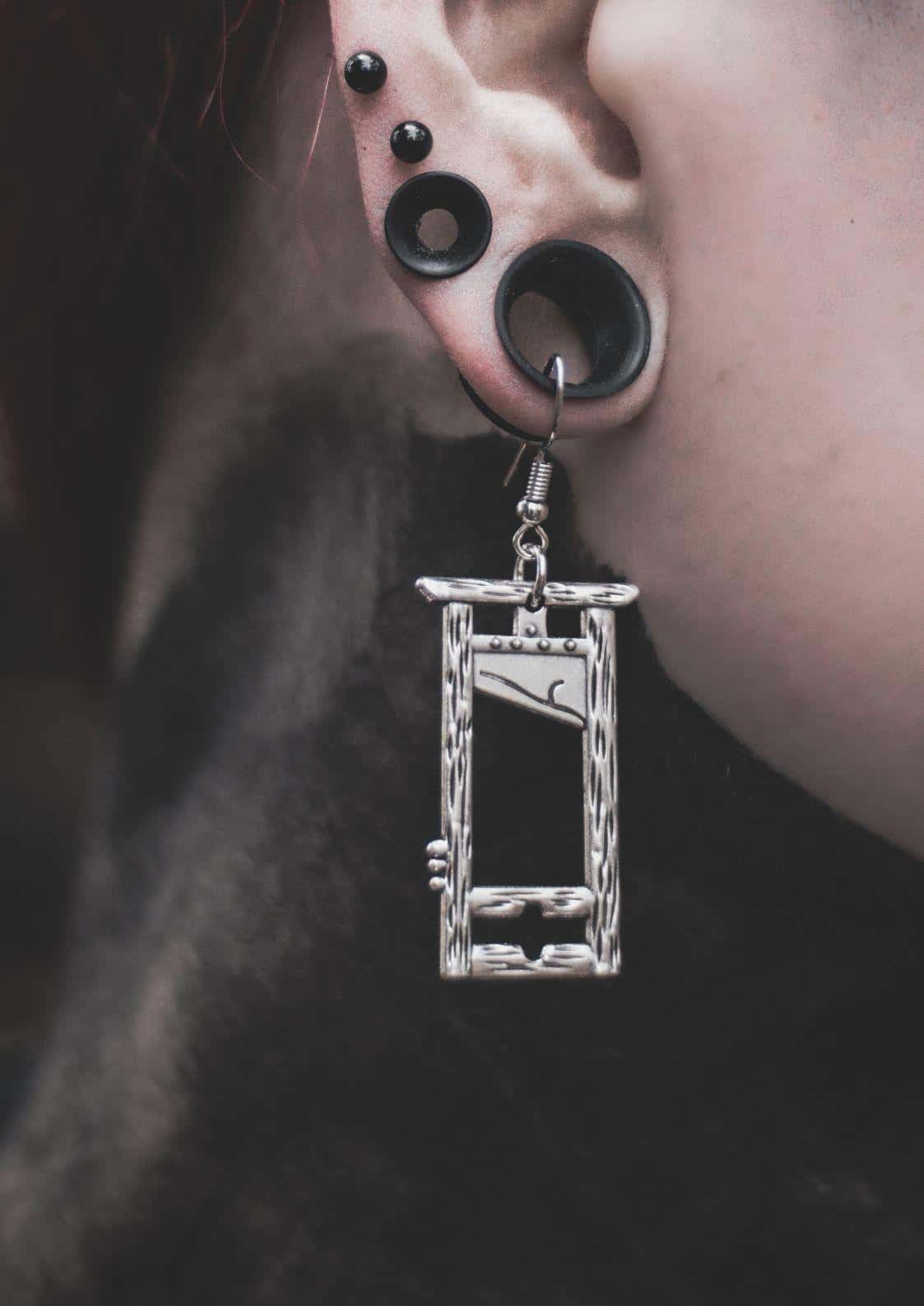 Silberfarbene guillotine small ohrringe aus metall mit gothic horror details und schwarzen akzenten