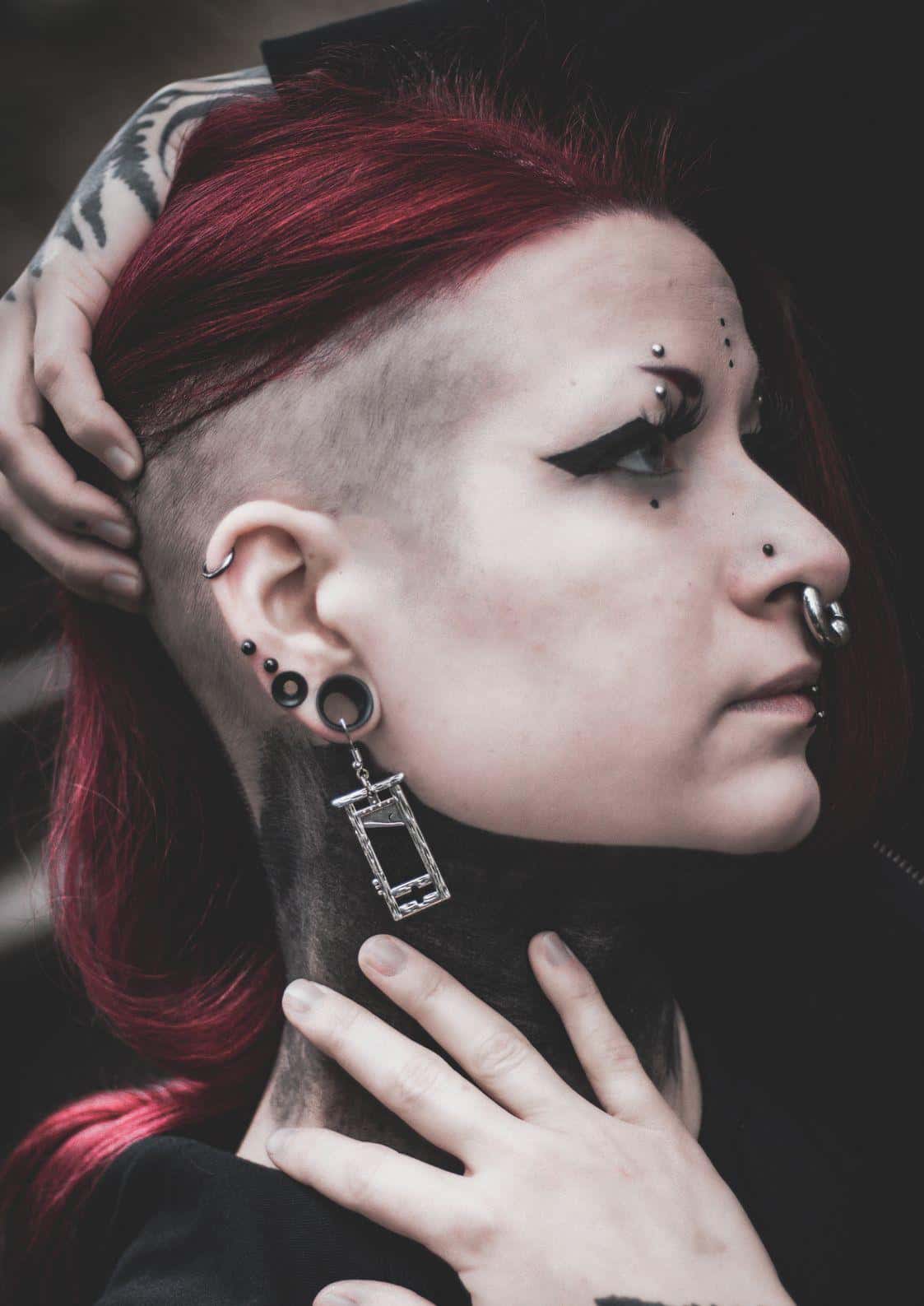 Guillotine small schwarze rechteckige ohrringe mit silbernem rahmen und kette im gotischen horror stil