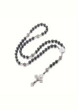 Silberfarbener Rosenkranz mit dunkelgrauen Perlen und aufwendigem Kruzifix-Anhänger.