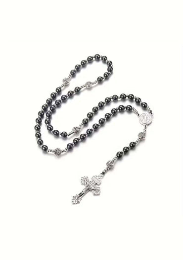 Silberfarbener Rosenkranz mit dunkelgrauen Perlen und aufwendigem Kruzifix-Anhänger.