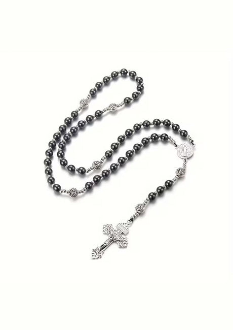 Silberfarbener Rosenkranz mit dunkelgrauen Perlen und aufwendigem Kruzifix-Anhänger.