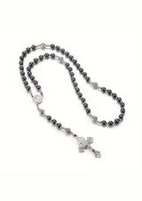 Ein dunkelgraues Perlenrosenkranz mit silberfarbenen Metallakzenten und einem detaillierten Kruzifix-Anhänger.