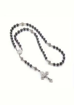 Ein dunkelgraues Perlenrosenkranz mit silberfarbenen Metallakzenten und einem detaillierten Kruzifix-Anhänger.