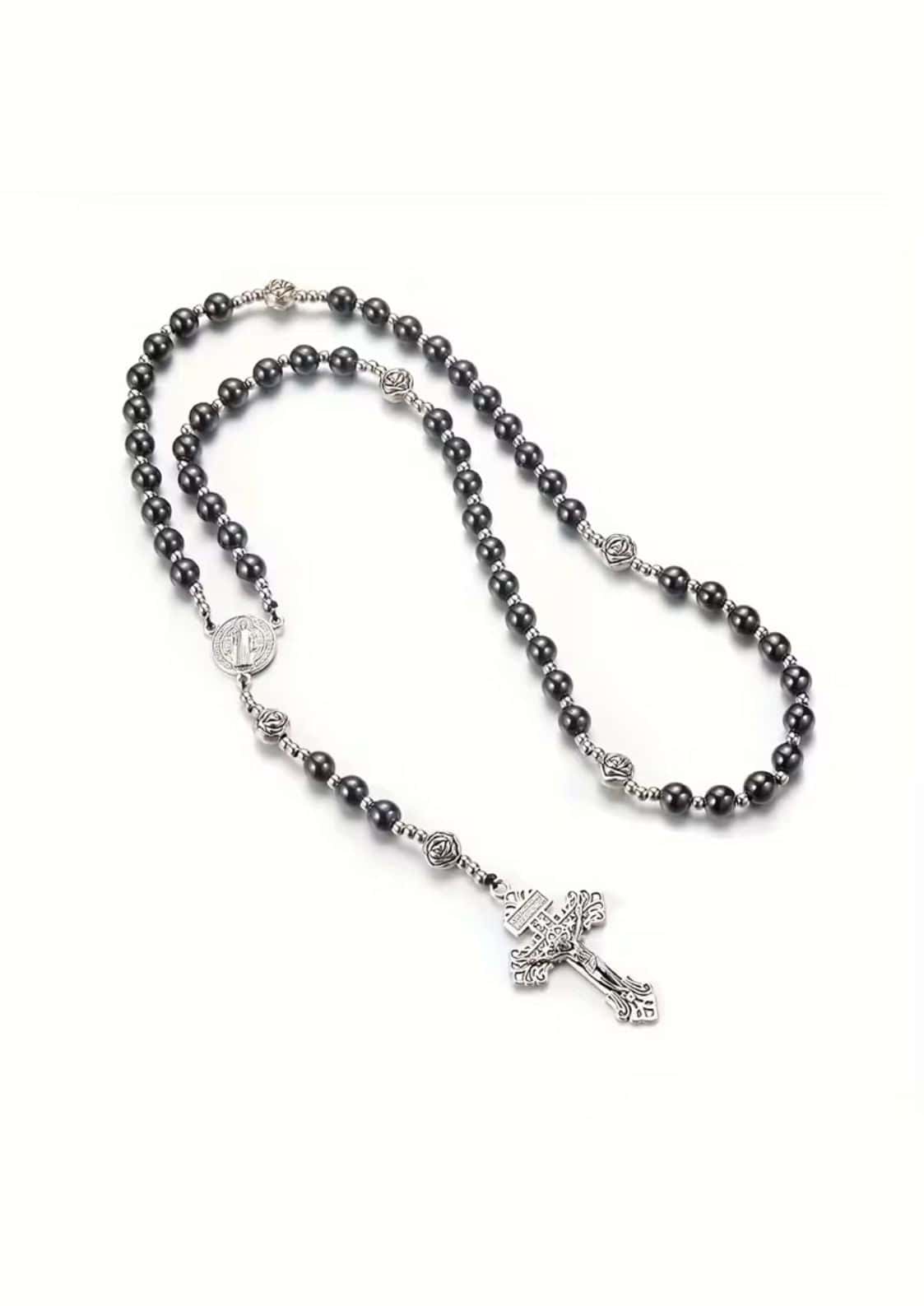 Ein dunkelgraues Perlenrosenkranz mit silberfarbenen Metallakzenten und einem detaillierten Kruzifix-Anhänger.