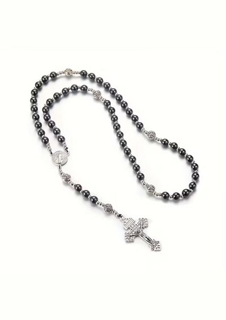 Ein dunkelgraues Perlenrosenkranz mit silberfarbenen Metallakzenten und einem detaillierten Kruzifix-Anhänger.
