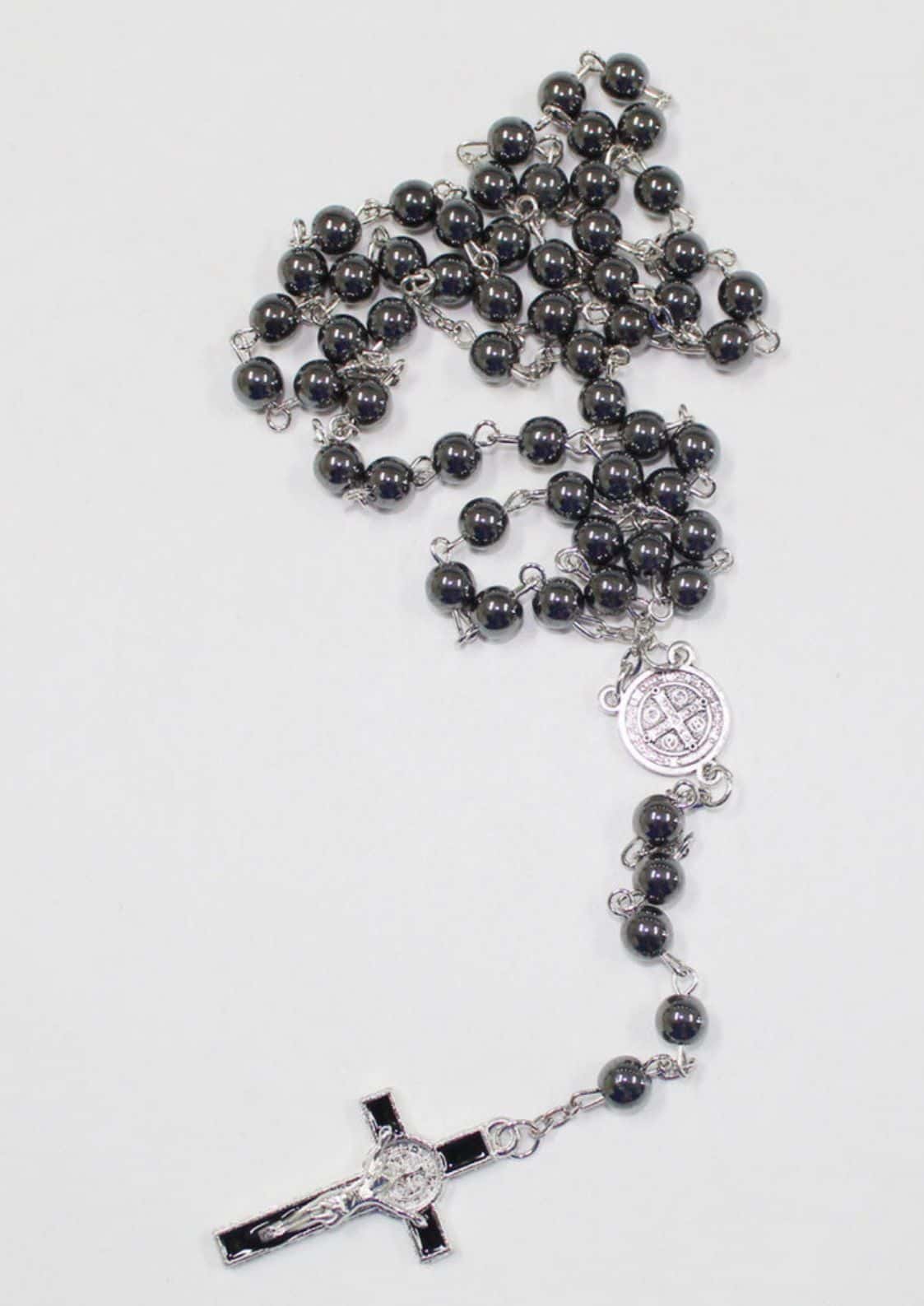 Schwarzes Perlenrosenkranz mit silbernen Akzenten und Kreuz.