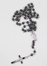 Schwarzes Perlenrosenkranz mit silbernen Akzenten und Kreuz.