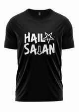 Schwarzes T-Shirt mit ’Hail Satan’-Text und Pentagramm-Design, das ein Kreuzsymbol aufweist.