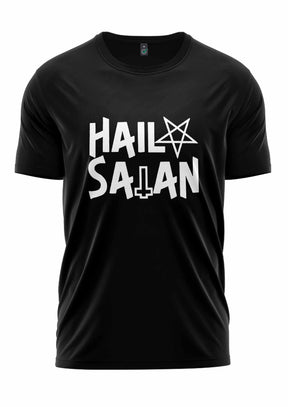 Schwarzes T-Shirt mit ’Hail Satan’-Text und Pentagramm-Design, das ein Kreuzsymbol aufweist.