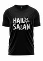 Schwarzes T-Shirt mit ’Hail Satan’-Text und Pentagramm-Design, das ein Kreuzsymbol aufweist.