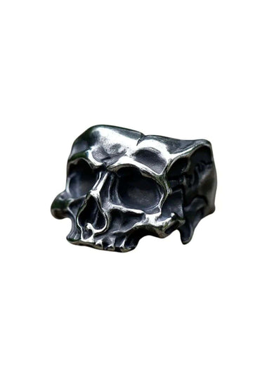 Half skull ring mit texturierter oberfläche und dunklem finish im gothic horror stil