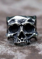 Silberner Totenkopfring mit aufwendigen Details und einer dunklen Patina-Ausführung.