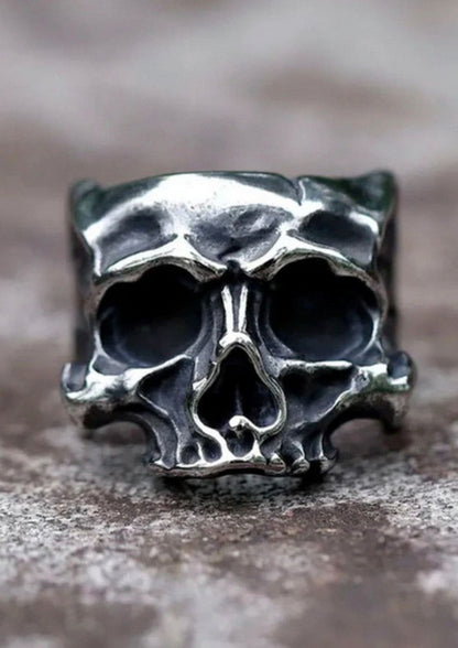 Silberner Totenkopfring mit aufwendigen Details und einer dunklen Patina-Ausführung.