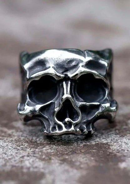 Detaillierter silberner half skull ring mit robuster, handgeschmiedeter optik im gothic horror stil