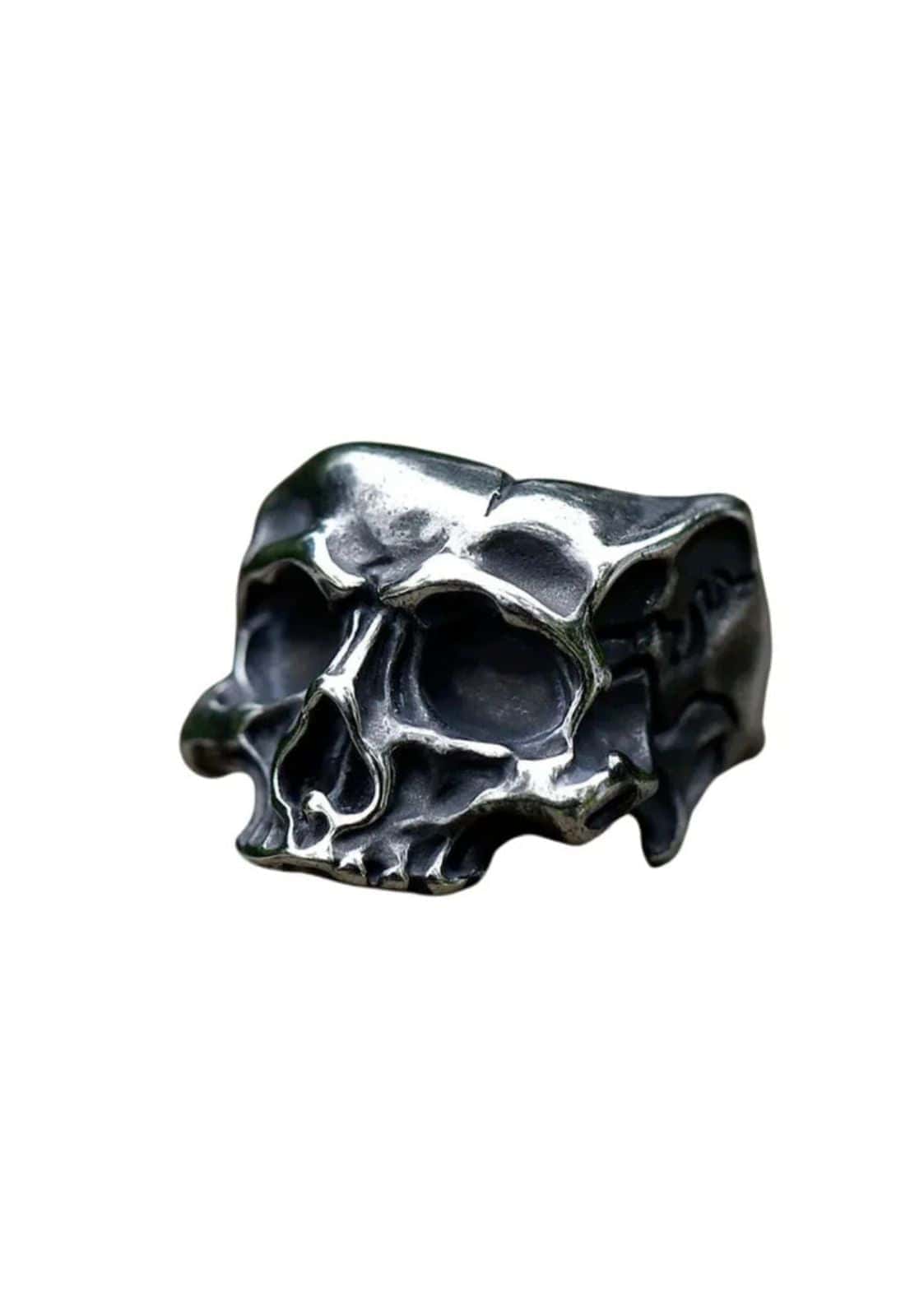 Dunkler halb schädel ring mit matter und polierter metallischer oberfläche im gothic horror stil
