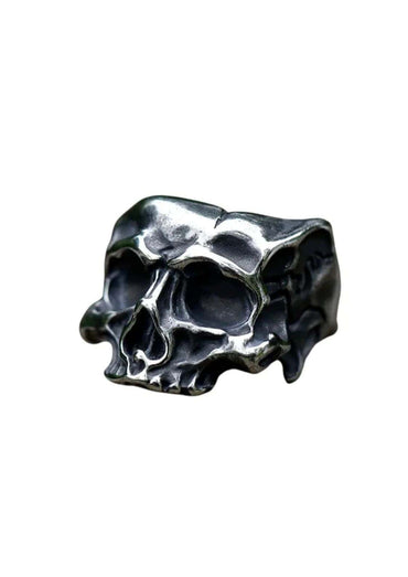 Dunkler halb schädel ring mit matter und polierter metallischer oberfläche im gothic horror stil