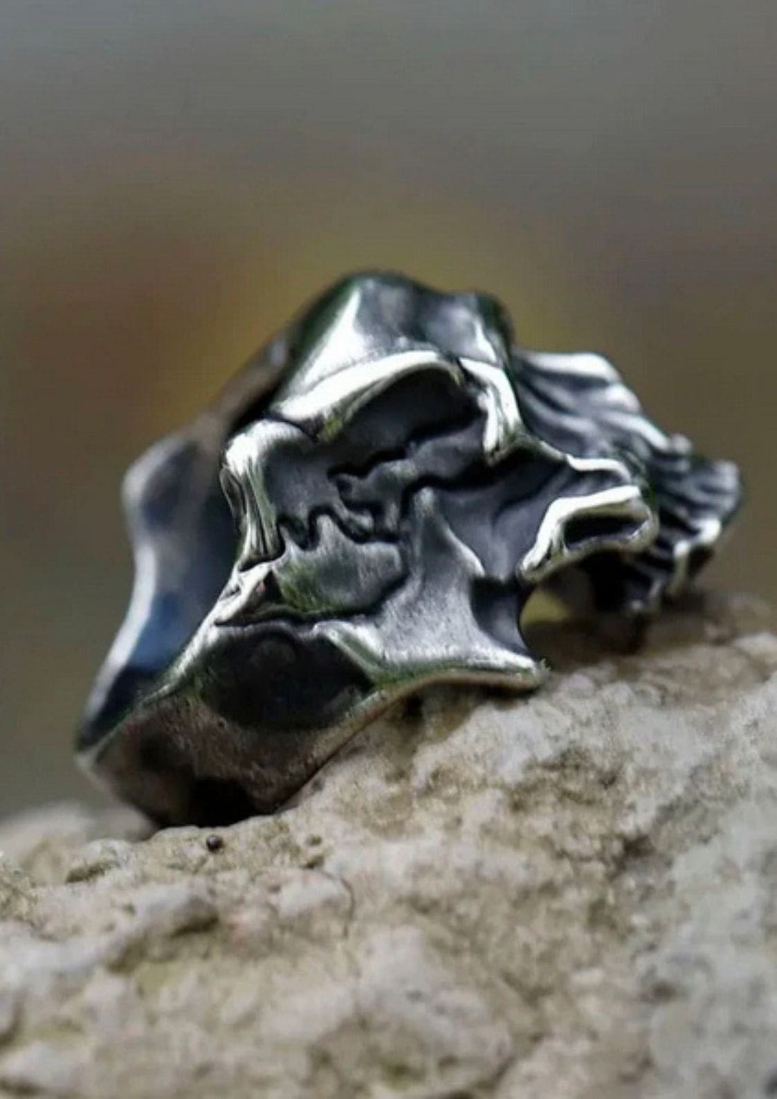 Silberner Totenkopfring mit aufwendigem Design und dunkler Patina-Ausführung.