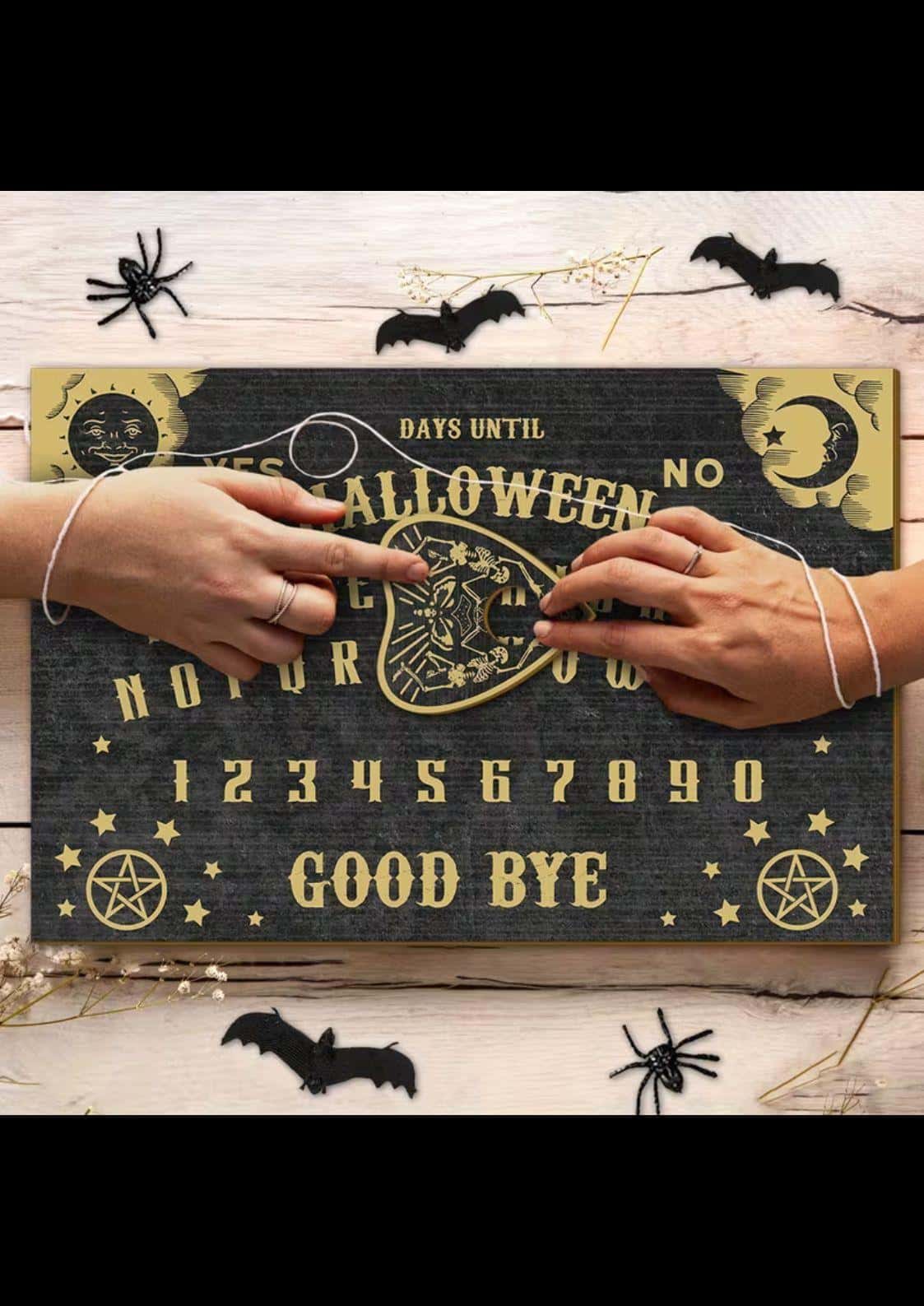Schwarzes halloween-themed spirit board ouija mit goldenen buchstaben und zahlen 0 bis 9 im klassischen ouija-tradition design