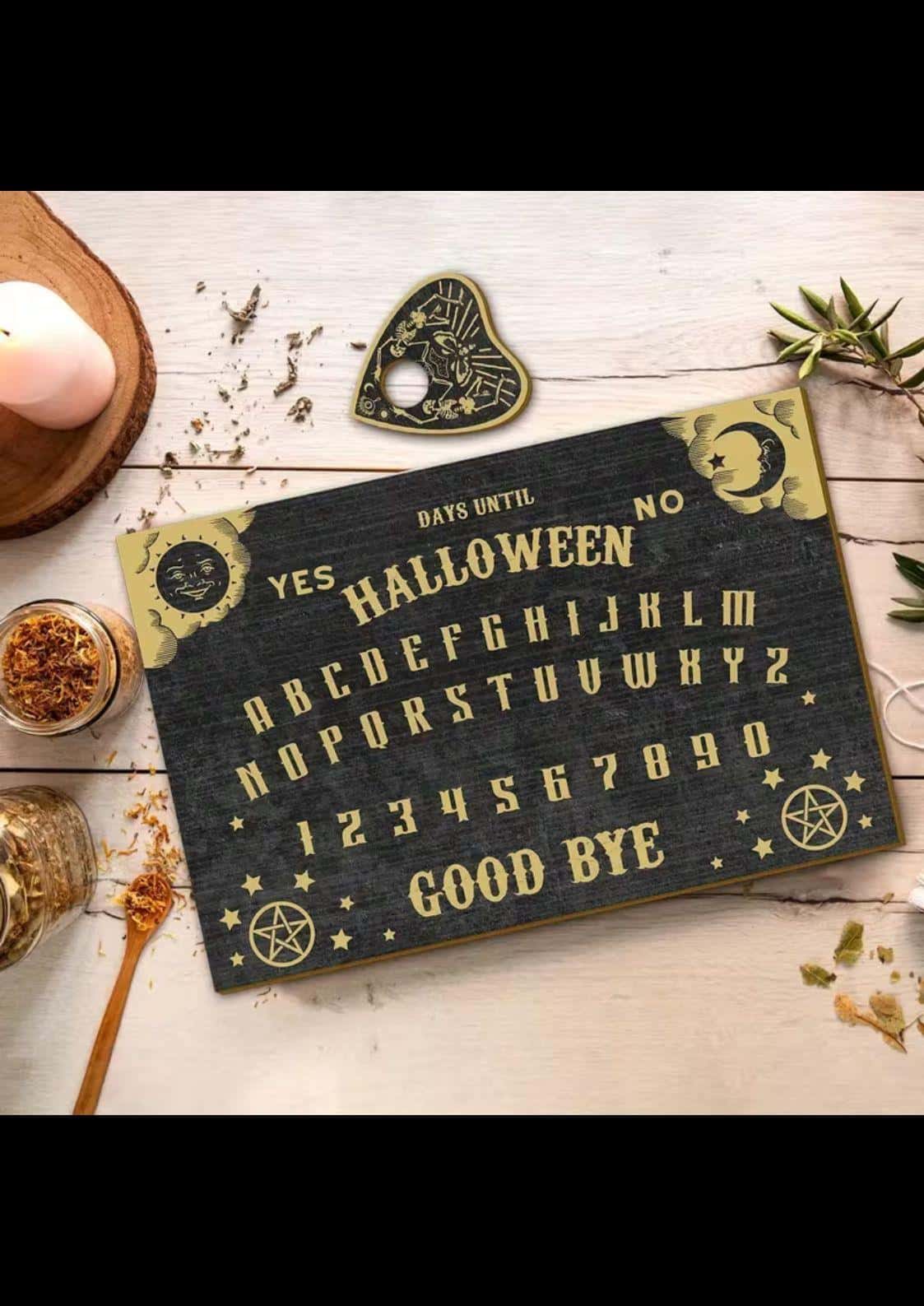 Schwarzes halloween ouija board mit goldenen buchstaben und herzförmigem planchette im klassische ouija-tradition design