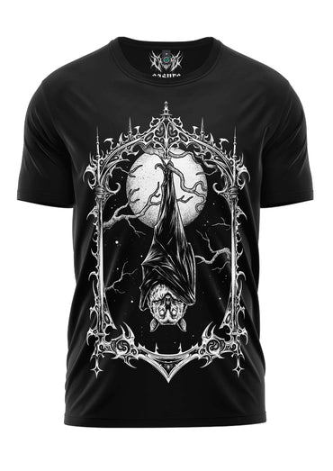 Schwarzes gothic kurzarmshirt mit weißer grafik einer fledermaus unter einem gotischen bogen bei mond und blitzlicht