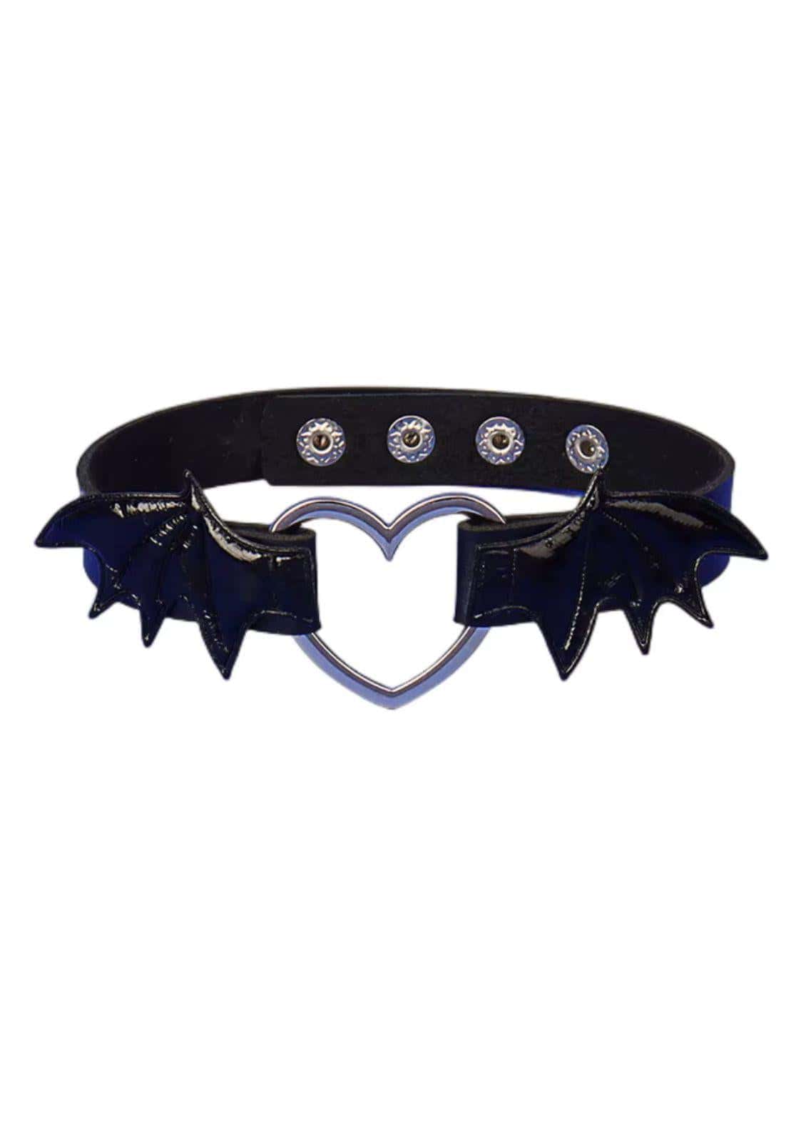 Schwarzes patentleder-choker mit silbernen herz und bat wings akzenten im design heart bat wings choker